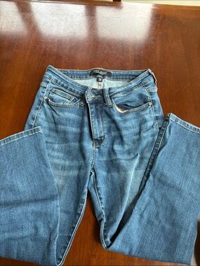 Judy Blue Medium Blue Ankle Crop Jeans
